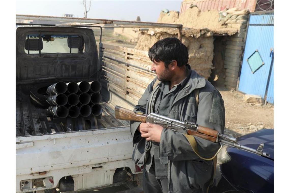 Dutzende Tote bei Anschlägen in Afghanistan Das Archivfoto zeigt einen afghanischen Sicherheitsbeamten in der Nähe von Kabul. Foto: Rahmat Gul/AP/dpa