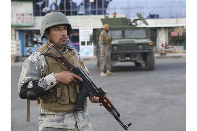 Das Archivfoto zeigt einen afghanischen Soldaten in Kabul. Foto: Ebrahim Noroozi/AP/dpa
