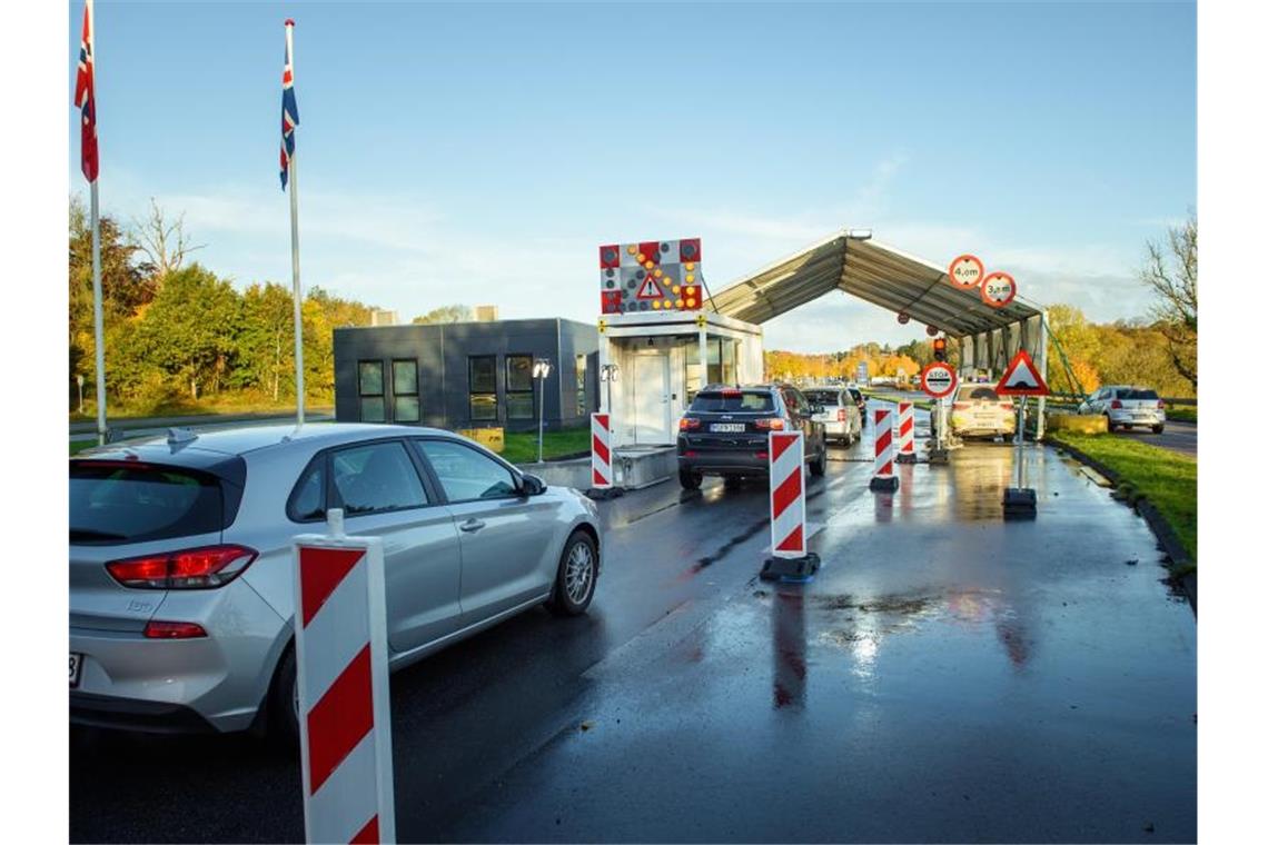 Das Archivfoto zeigt einen Grenzübergang in der Nähe von Flensburg. Foto: Gregor Fischer/dpa