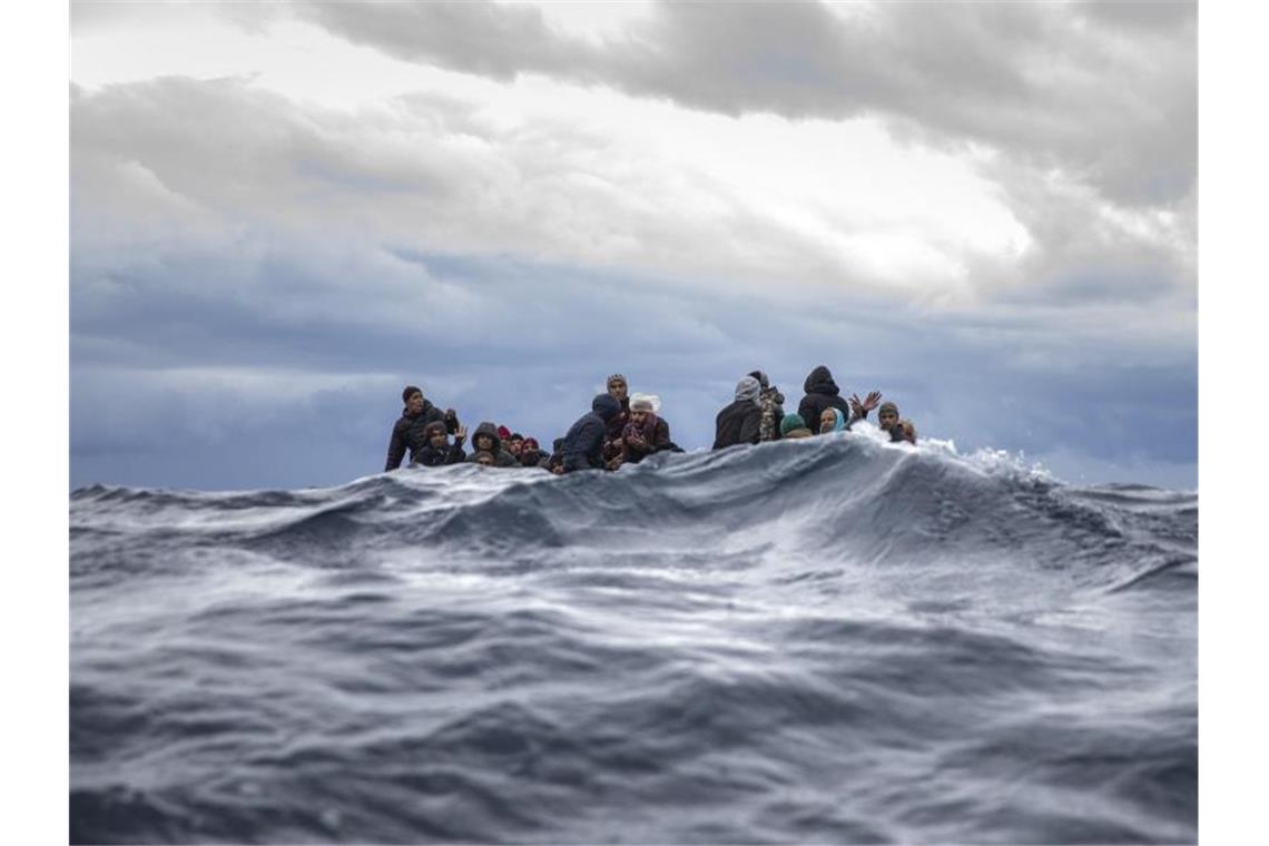 Das Archivfoto zeigt Flüchtlinge Anfang Januar in einem überfüllten Holzboot im Mittelmeer vor der Küste von Libyen. Foto: Santi Palacios/AP/dpa