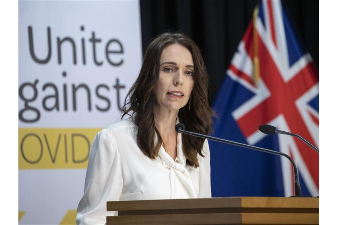 Neuseeland erklärt Coronavirus für vorerst überwunden Das Archivfoto zeigt Neuseelands Premierministerin Jacinda Ardern bei einer Corona-Pressekonferenz im April. Foto: Mark Mitchell/NZ HERALD POOL/dpa