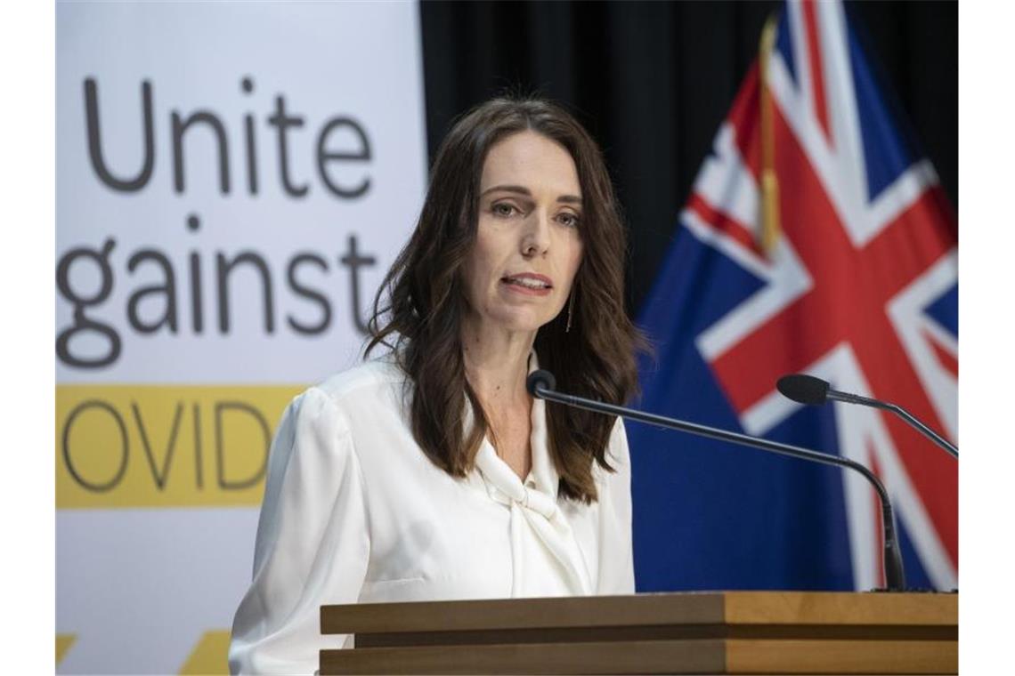 Das Archivfoto zeigt Neuseelands Premierministerin Jacinda Ardern bei einer Corona-Pressekonferenz im April. Foto: Mark Mitchell/NZ HERALD POOL/dpa