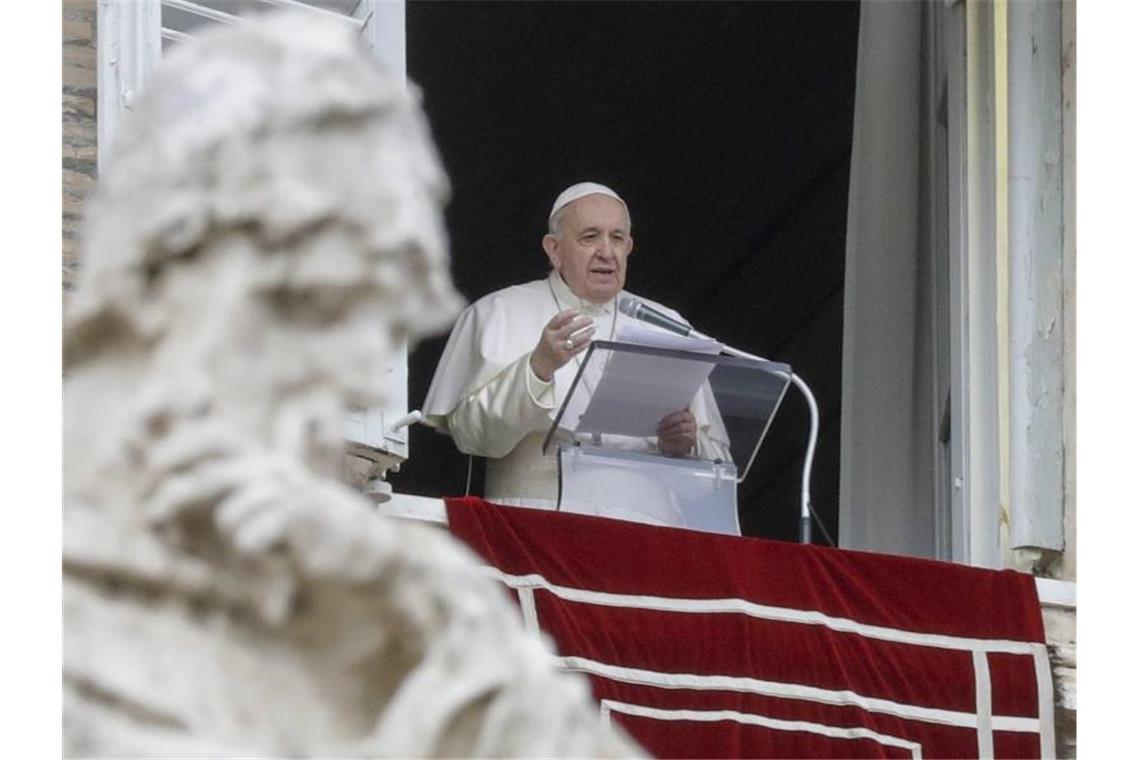 Das Archivfoto zeigt Papst Franziskus am Fenster seines Arbeitszimmers. Foto: Andrew Medichini/AP/dpa