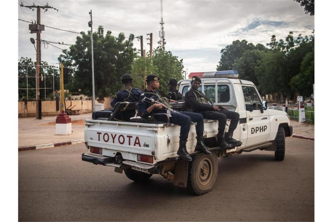 Mehr als 100 islamistische Terroristen im Niger getötet Das Archivfoto zeigt Sicherheitskräfte in Nigers Hauptstadt Niamey. Foto: Arne Immanuel Bänsch/dpa