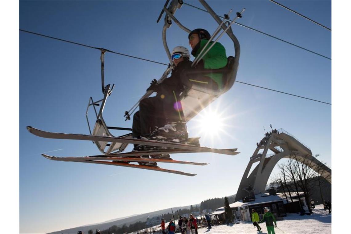 Das Archivfoto zeigt Skiläufer in Winterberg im Sauerland. Foto: Marius Becker/dpa