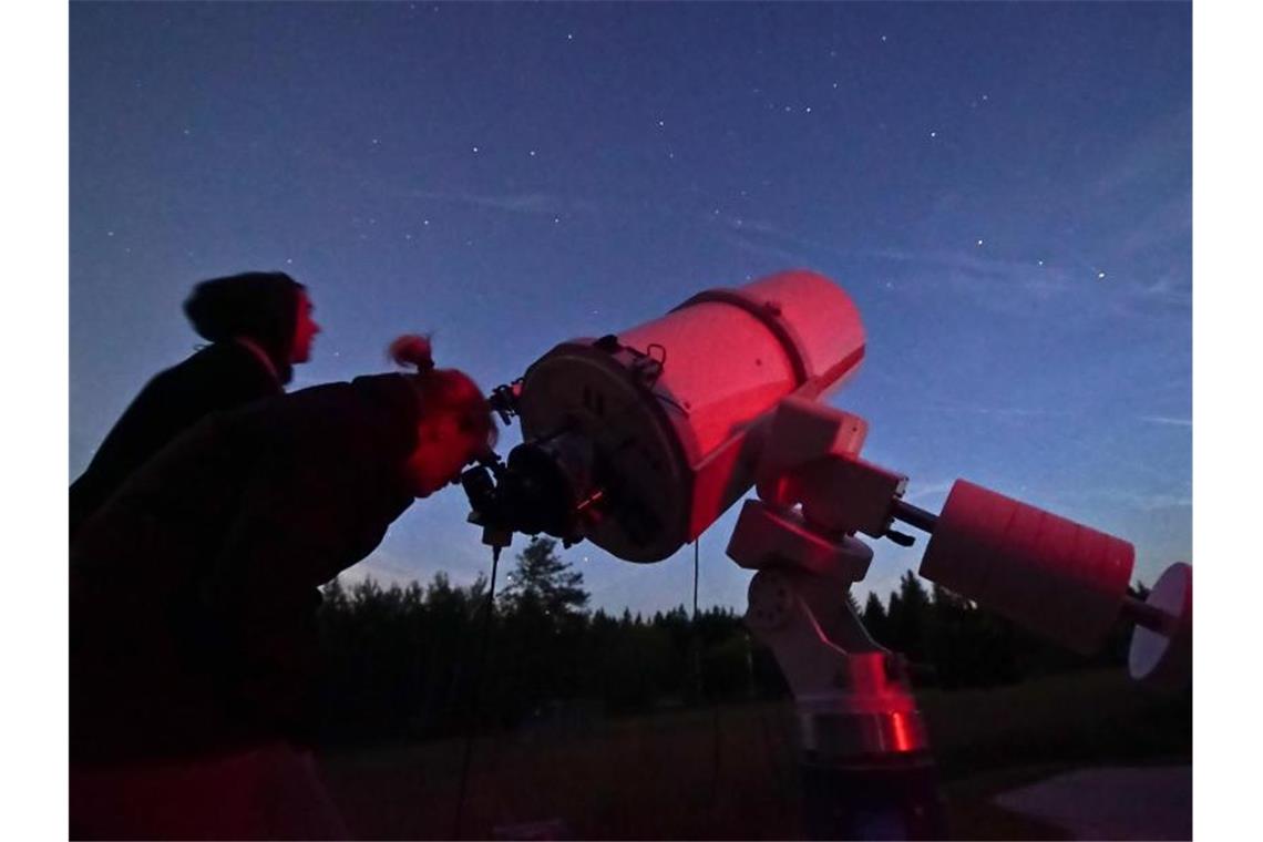 Das Archivfoto zeigt Sternegucker mit einem Teleskop. Foto: Utz Schmidtko/Sternwarte St. Andreasberg/dpa-tmn