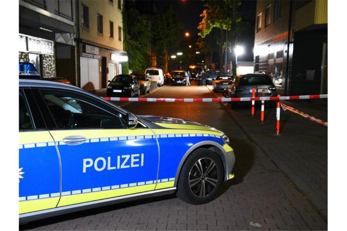 Sechs Verletzte nach Schüssen in Mannheim Das Areal um eine Gaststätte in Waldhof, wo in der Nacht die Schüsse gefallen sind. Foto: Rene Priebe/dpa