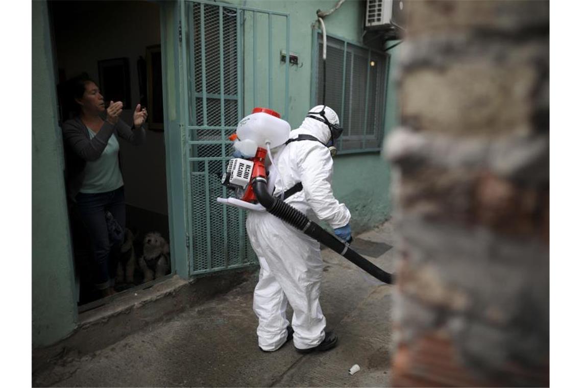 Corona in Lateinamerika: Der neue Krisenherd Das Armenviertel „Villa 31“ in Buenos Aires wird desinfiziert. Foto: Natacha Pisarenko/AP/dpa