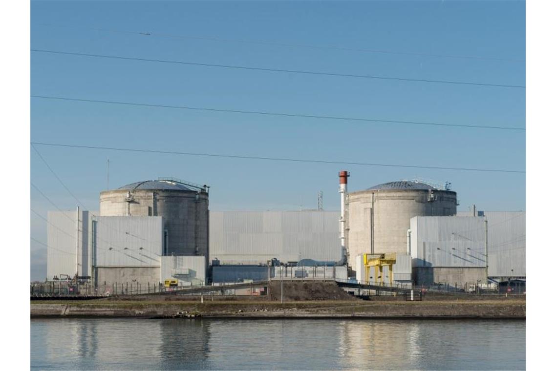 Das Atomkraftwerk Fessenheim in der Nähe der deutschen Grenze. Foto: Patrick Seeger/dpa/Archivbild