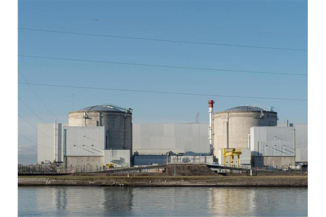 Das Atomkraftwerk Fessenheim in der Nähe der deutschen Grenze. Foto: Patrick Seeger/dpa/Archivbild