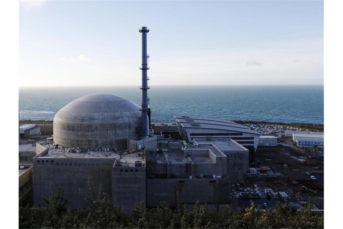 EU: Deutschland bekräftigt klares Nein zur Atomkraft Das Atomkraftwerk im französischen Flamanville. Foto: Charly Triballeau/AFP/dpa