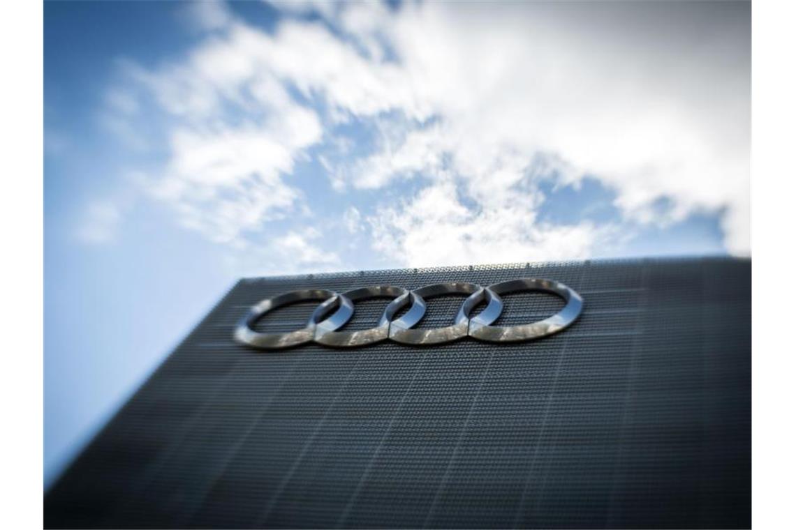 Weitere Produktionsausfälle bei Audi in Neckarsulm Das Audi-Logo an der Fassade eines Autohauses. Foto: Frank Rumpenhorst/dpa