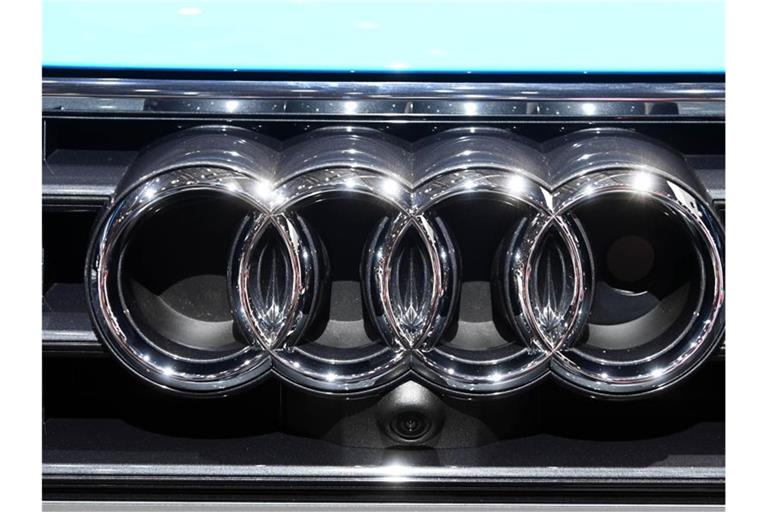 Das Audi Logo ist auf dem 89. Internationalen Genfer Autosalon zu sehen. Foto: Uli Deck/dpa