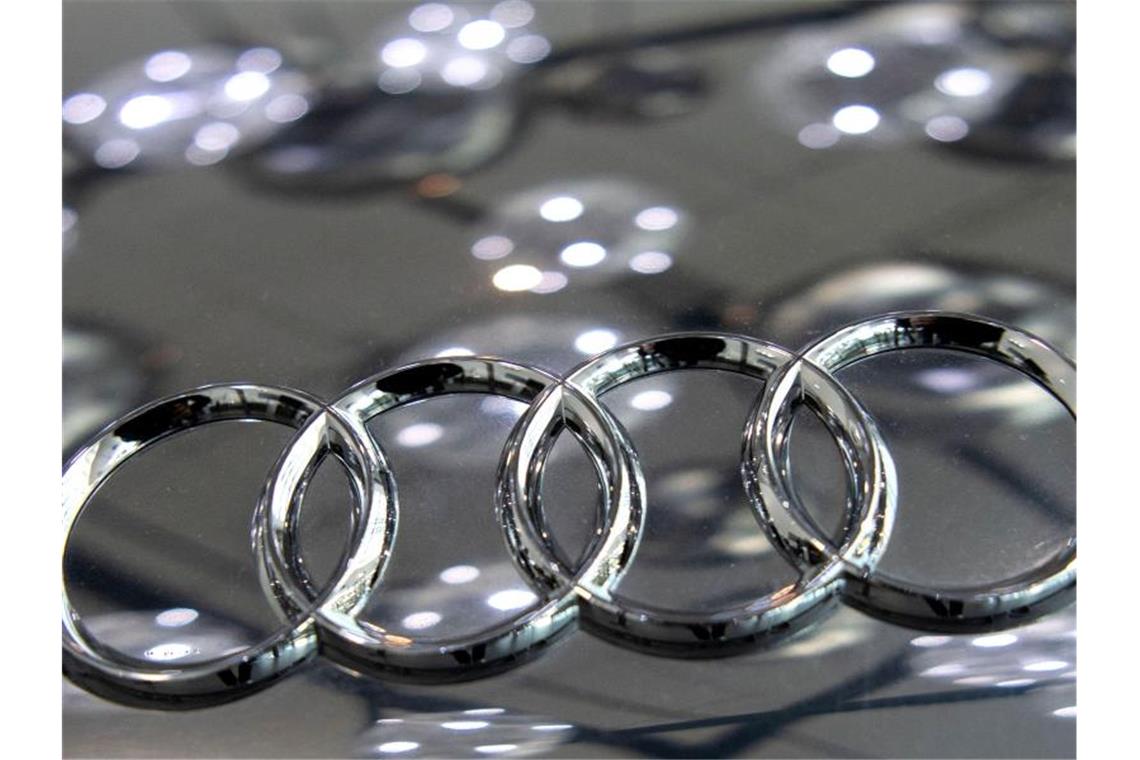 Audi fährt Produktion in Ingolstadt am 27. April wieder an Das Audi-Logo ist auf der Motorhaube eines Audi zu sehen. Foto: Marijan Murat/dpa/Archivbild