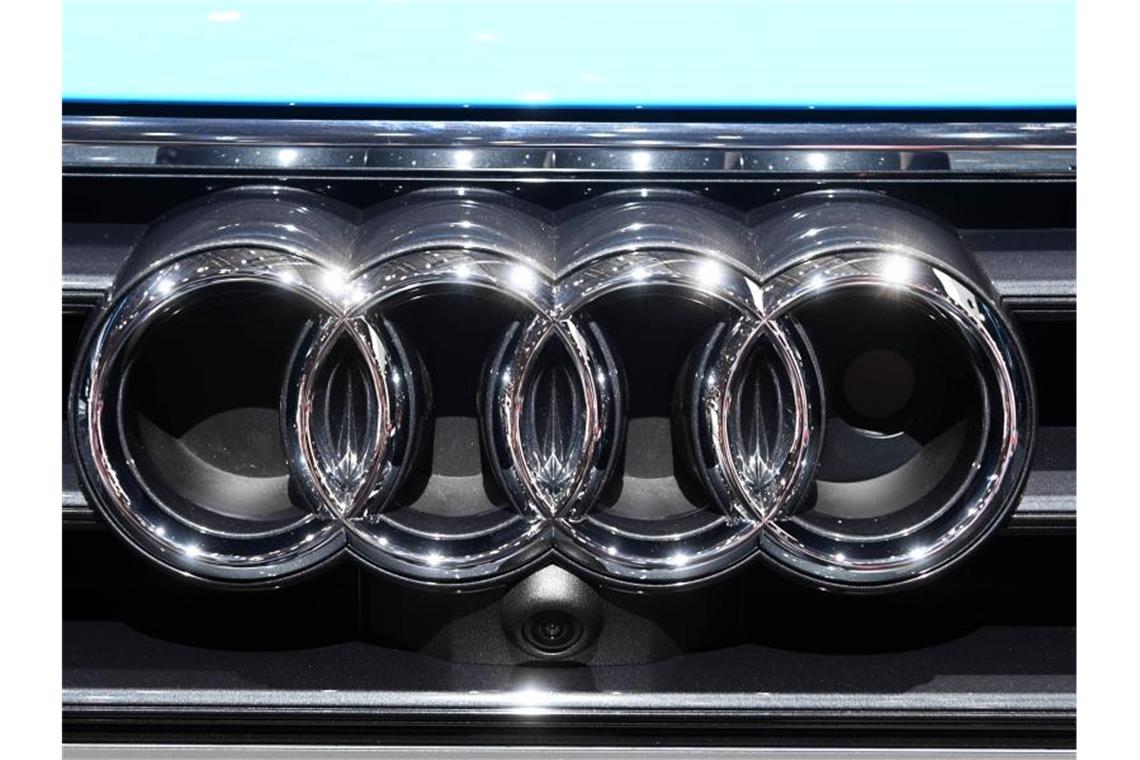 Audi reduziert Kurzarbeit im Juni Das Audi Logo ist auf einem Auto zu sehen. Foto: Uli Deck/dpa/Symbolbild