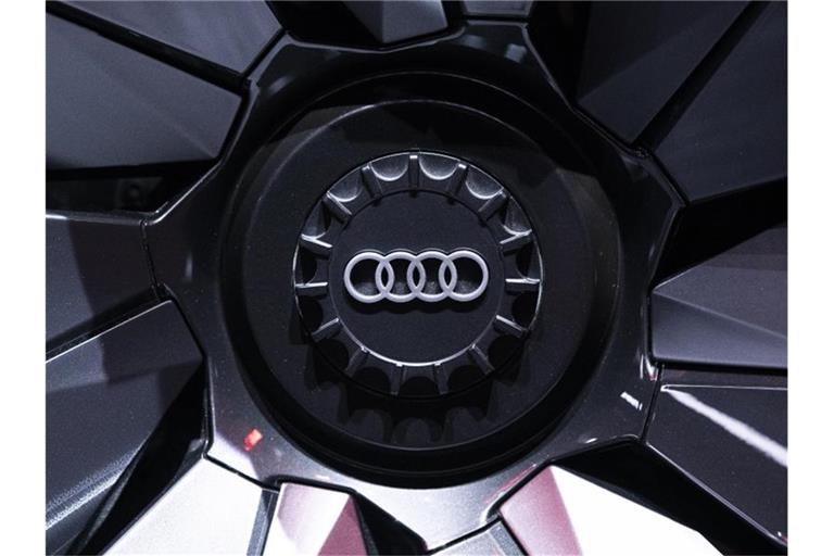 Das Audi-Logo ist auf einer Felge eines Audi PB18 E-Tron auf der IAA auf dem Stand von Audi zu sehen. Foto: Silas Stein/dpa/Archivbild