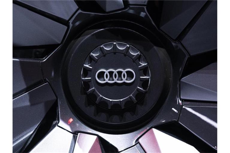 Das Audi-Logo ist auf einer Felge zu sehen. Foto: Silas Stein/dpa/Archivbild