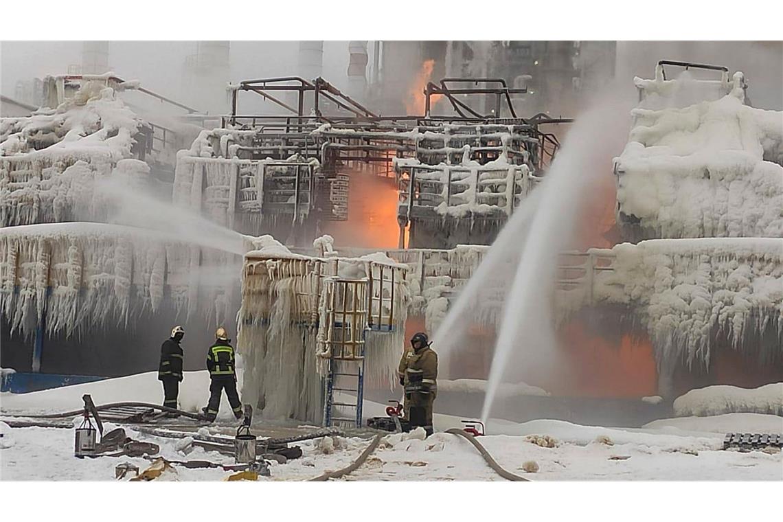Das auf einem russischen Telegramm-Kanal veröffentlichte Foto soll Feuerwehrleute zeigen, die einen Brand auf dem Gelände des Erdgasproduzenten Novatek im Ostseehafen Ust-Luga löschen.