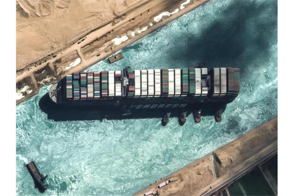 Das auf Grund gelaufene Containerschiff „Ever Given“ blockierte sechs Tage lang den Suezkanal. Foto: -/European Space Imaging/dpa/Archiv