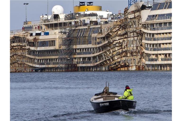 Das aufgerichtete Wrack des Kreuzfahrtschiffes „Costa Concordia“. Foto: Stf/ANSA/epa/dpa