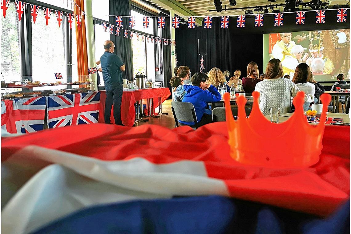 Backnang feiert König Charles’ Krönung Das Aufsetzen der Krone ist der Höhepunkt der stundenlangen Zeremonie in London. Die Schülerinnen und Schüler des Max-Born-Gymnasiums verfolgen sie live mit. Fotos: Tobias Sellmaier