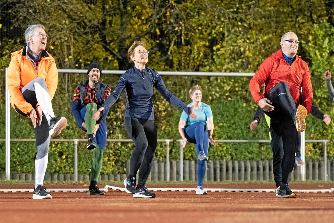 Laufend-BKZ-Gruppe steckt mitten in der heißen Vorbereitungsphase Das Aufwärmprogramm ist bei Laufend BKZ ein festes Ritual, um Verletzungen vorzubeugen, und wird deshalb auch im Karl-Euerle-Stadion mit guter Laune absolviert. Foto: Alexander Becher