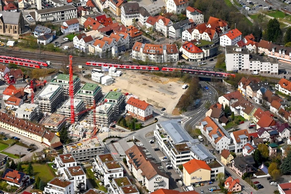 Das Aurelis-Areal am Rand der Backnanger Innenstadt ist die unbebaute Fläche zwischen den Gleisen und der Maubacher Straße. Foto: W. Kuhnle