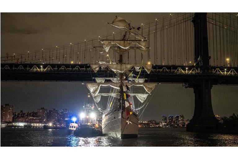 Das Ausbildungsschiff der mexikanischen Marine ist  in die berühmte New Yorker Hängebrücke geprallt.