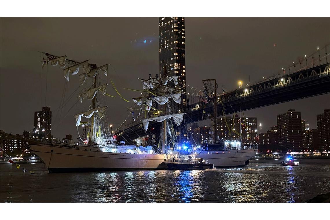 Schiff kollidiert mit Brooklyn Bridge - 22 Verletzte Das Ausbildungsschiff der mexikanischen Marine war am Abend verunglückt.