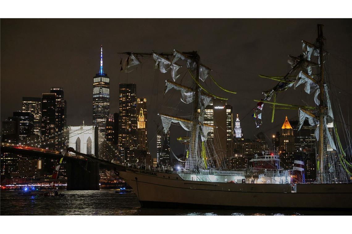 Segelschiff prallt gegen Brooklyn Bridge - Zwei Tote Das Ausbildungsschiff der mexikanischen Marine war am Abend verunglückt.