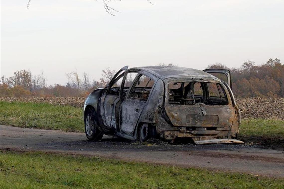 Frau verbrennt in Auto: Scheidung stand bevor Das ausgebrannte Auto. Foto: Andreas Rosar/dpa