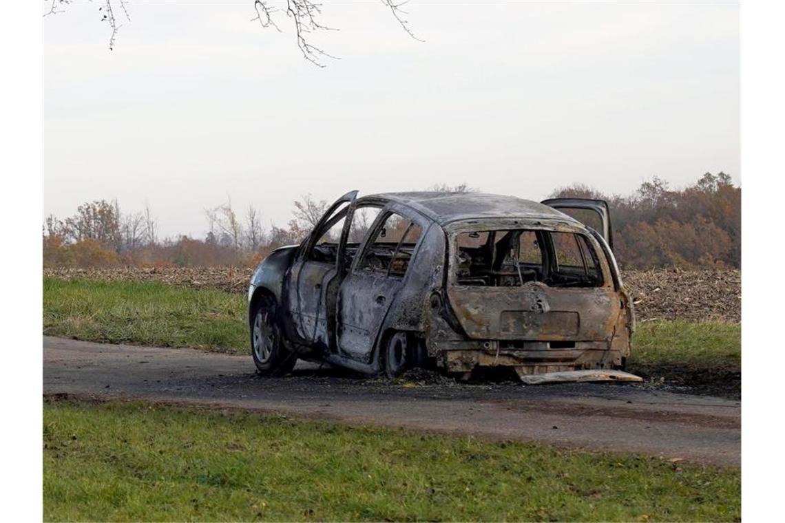 Frau verbrennt in Auto: Scheidung stand bevor Das ausgebrannte Auto. Foto: Andreas Rosar/dpa