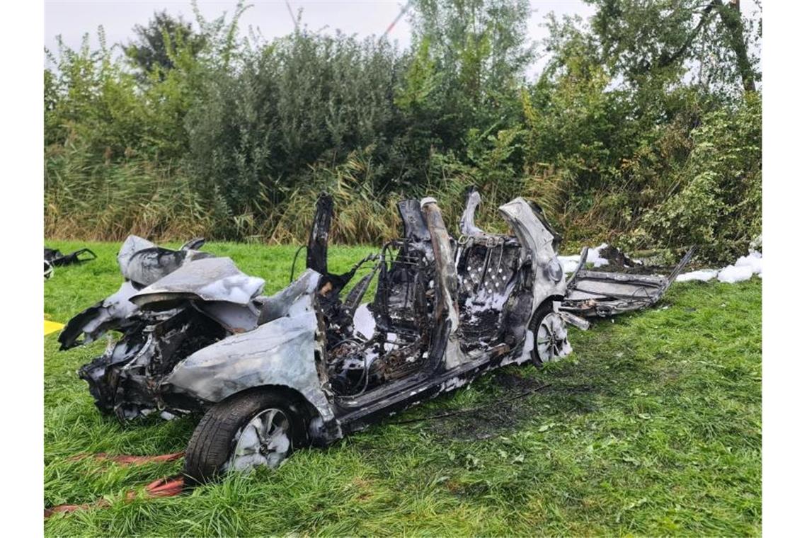 Auto mit fünf jungen Leuten verunglückt - drei Tote