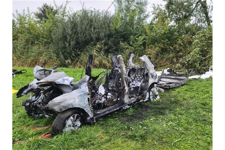 Das ausgebrannte Wrack des Wagens, in dem drei junge Menschen ihr Leben verloren. Foto: Karsten Schröder/Westküsten-News /dpa