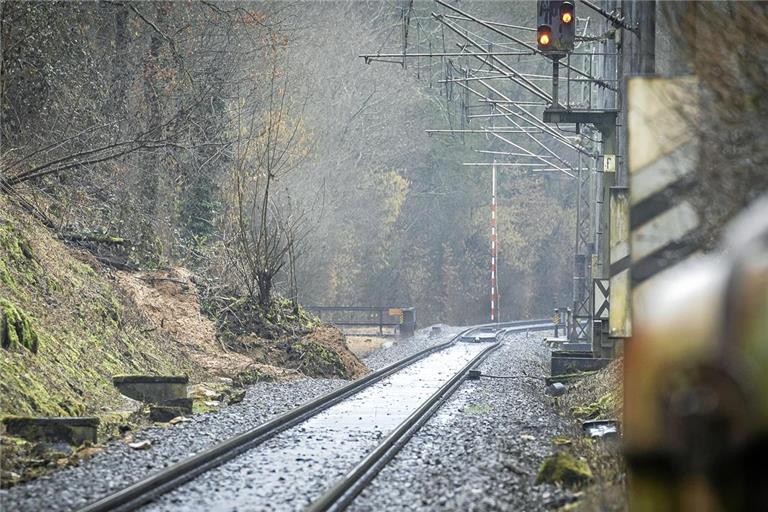 Das Ausmaß der Hangrutschung hält sich glücklicherweise in Grenzen. Ob der Zugverkehr schon am Mittwoch wieder rollt, ist derzeit trotzdem noch unklar. Foto: Alexander Becher