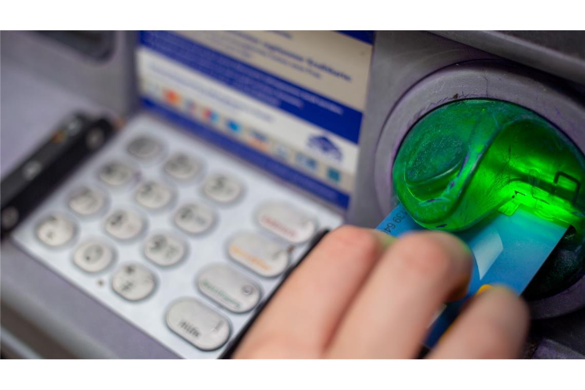 Weniger Betrugsschäden mit der Girocard Das Ausspähen sensibler Daten am Geldautomaten kommt kaum noch vor. (Symbolbild)