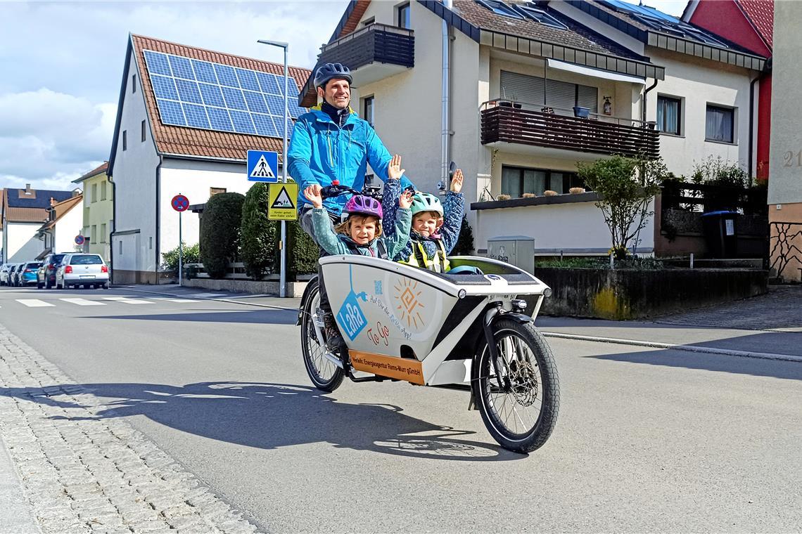 Freiwillige gesucht: Einen Monat ohne Auto unterwegs Das Auto bleibt zu Hause, die Teilnehmenden der Aktion können stattdessen kostenfrei den ÖPNV sowie die Lastenräder von Lara to go nutzen. Foto: Energieagentur Rems-Murr