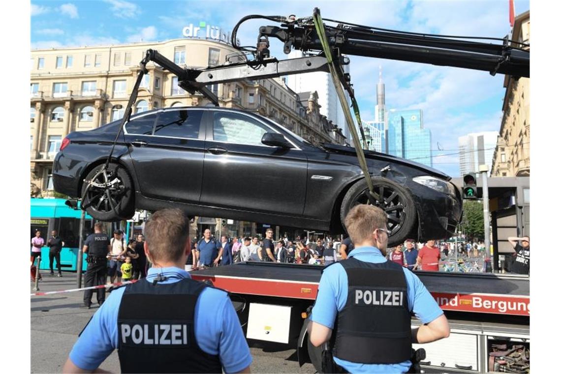 Das Auto der mutmaßlichen Täter wird am Frankfurter Hauptbahnhof zur polizeilichen Untersuchung abgeschleppt. Foto: Arne Dedert
