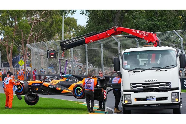 Das Auto des australischen McLaren-Piloten Oscar Piastri wird von der Strecke geholt.