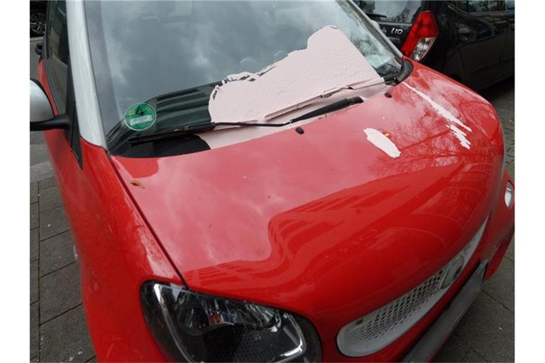 Das Auto des SPD-Bundestagsabgeordnete Karl Lauterbach steht in der Innenstadt Kölns. Auf das Auto haben Unbekannte am Freitag einen Farbanschlag verübt. Foto: Henning Kaiser/dpa