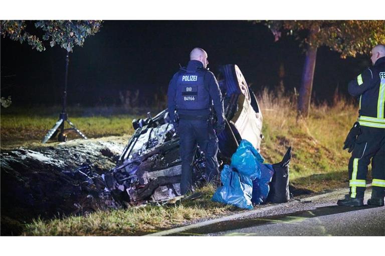 Das Auto des Unfallverursachers überschlägt sich und geht in Flammen auf. Der Fahrer muss scher verletzt ins Krankehaus geflogen werden.
