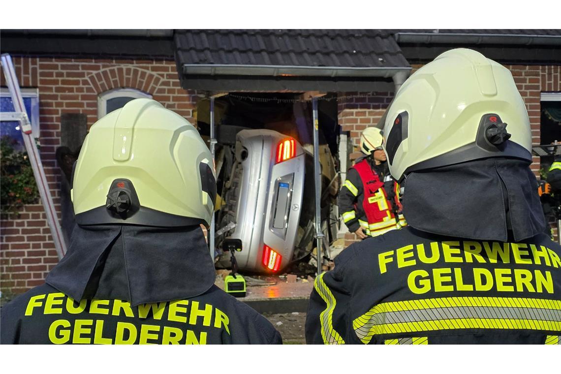 Das Auto durchschlug den Eingangsbereich.