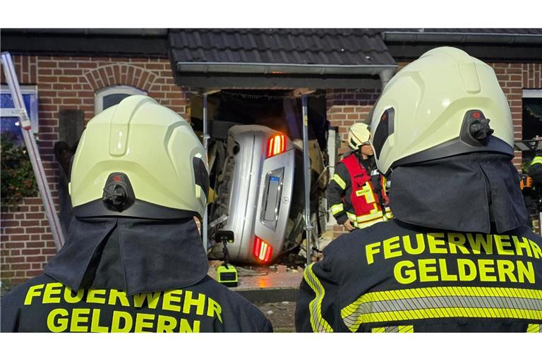 Das Auto durchschlug den Eingangsbereich.
