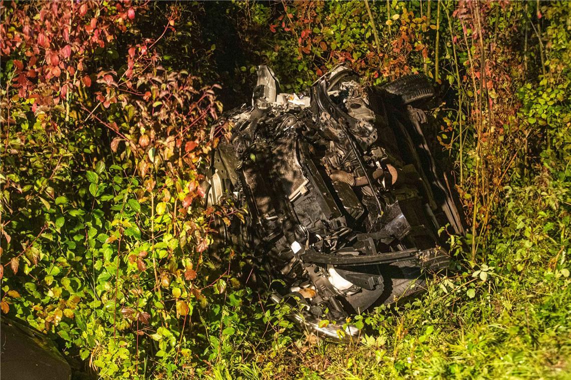Schwaikheim: Zwei Frauen bei Unfall schwer verletzt Das Auto einer 25-Jährigen wurde bei dem Zusammenstoß über die Leitplanke geschleudert. Fotograf: 7aktuell.de/Adomat