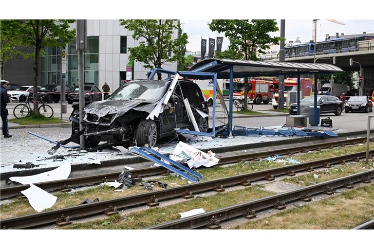 Das Auto fuhr in ein Haltestellenhäuschen nahe der Donnersbergerbrücke.