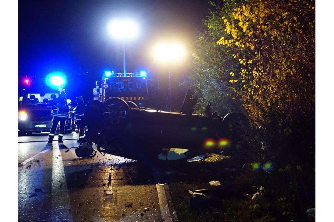 Auto überschlägt sich: Fahrer schwer verletzt Das Auto liegt zertrümmert auf dem Dach, der Fahrer ist schwer verletzt. Foto: Hemmann/SDMG/dpa