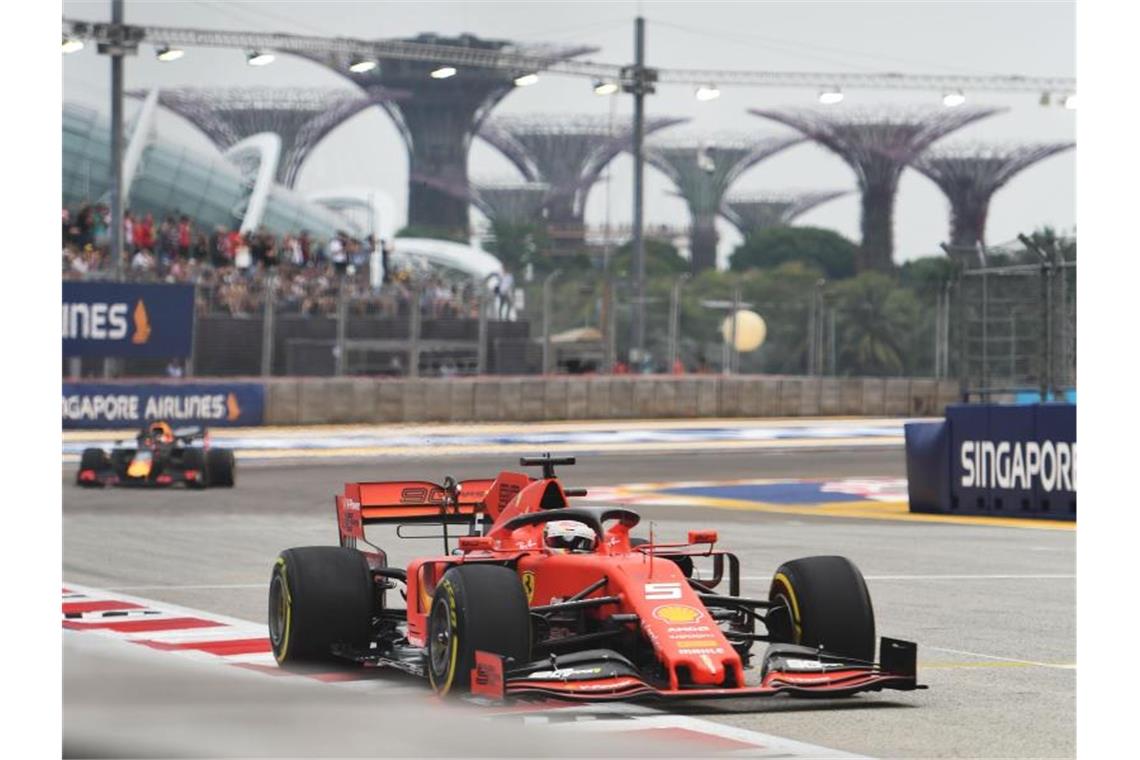 Singapur-Quali: Vettel muss nächsten Dämpfer fürchten „Das Auto macht noch nicht, was ich will. Es ist zu nervös und rutscht zuviel“, sagt Vettel über seinen Ferrari. Foto: Then Chih Wey/XinHua