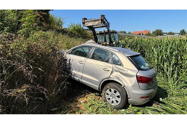 Das Auto prallte gegen mehrere Bäume.