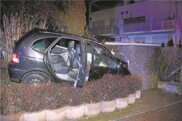 Das Auto prallte gegen Pflanzringe, überfuhr einen Grünstreifen und krachte gegen Mülltonnen-Box aus Beton.Foto: 7aktuell
