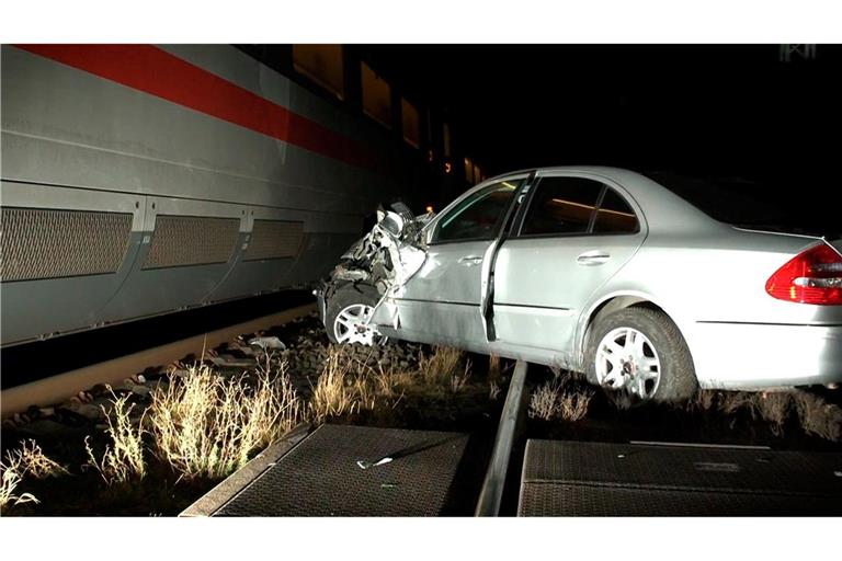 Das Auto stand auf dem Bahnübergang und wurde von einem ICE erfasst.